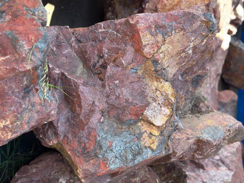 Камни для ландшафтного дизайна красно-фиолетовые 10-60 килограмм купить в Павловском Посаде