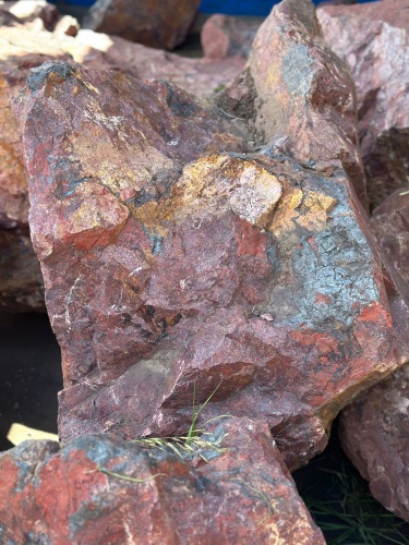 Камни для ландшафтного дизайна красно-фиолетовые 10-60 килограмм купить в Павловском Посаде