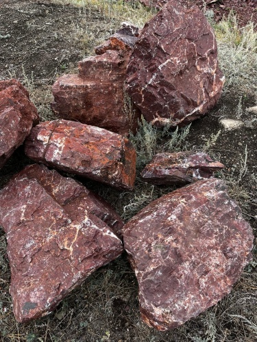 Ландшафтные глыбы красно-фиолетовые 200-1000 килограмм купить в Павловском Посаде