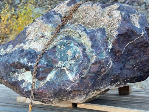 Огромные красно-фиолетовые валуны для ландшафтного дизайна весом более 5 тонн купить в Павловском Посаде