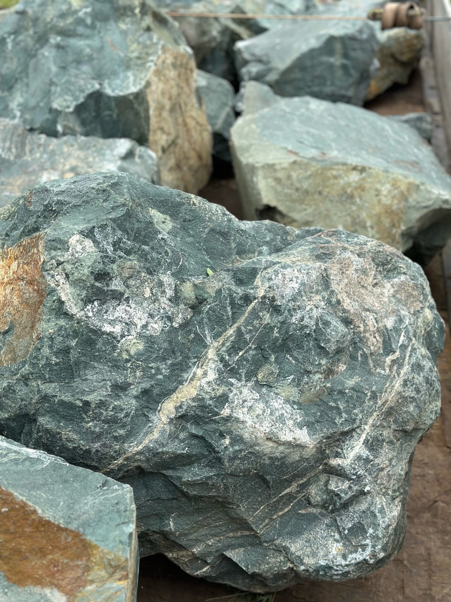 Камни для ландшафтного дизайна зелёные 10-60 килограмм купить в Павловском Посаде