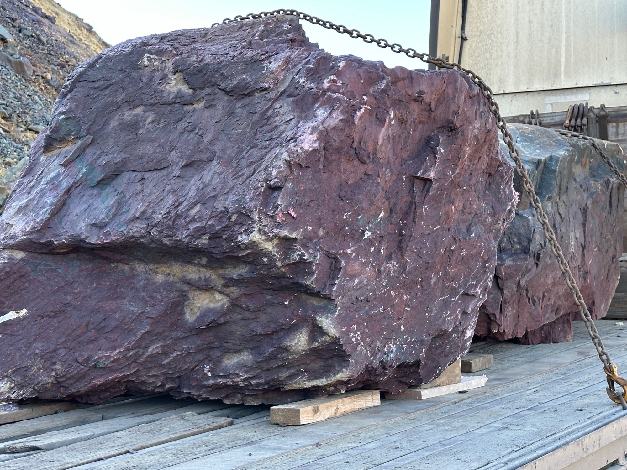 Огромные красно-фиолетовые валуны для ландшафтного дизайна весом более 5 тонн купить в Павловском Посаде