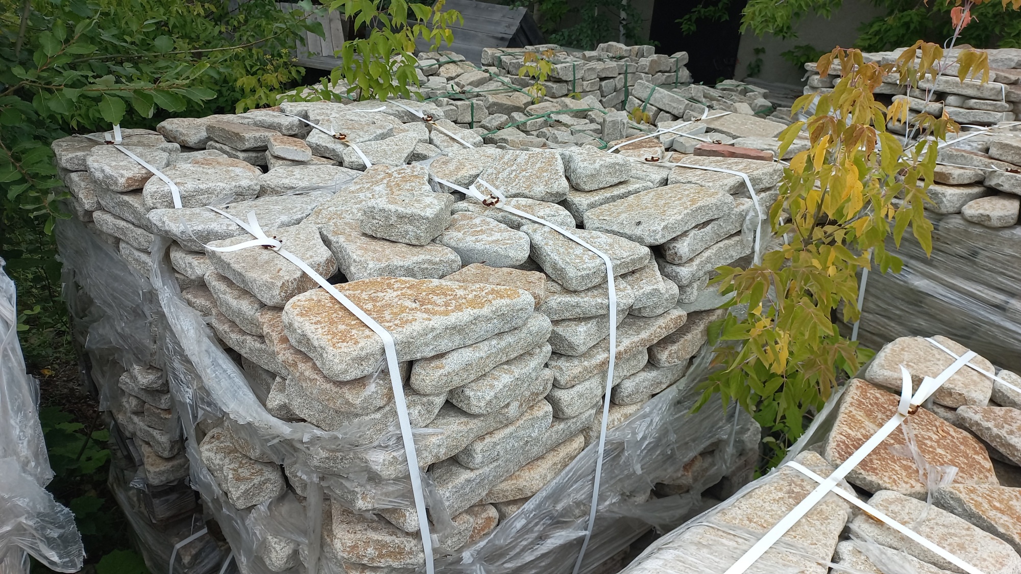 Плитняк галтованный гранитный для ландшафтного дизайна купить в Павловском Посаде