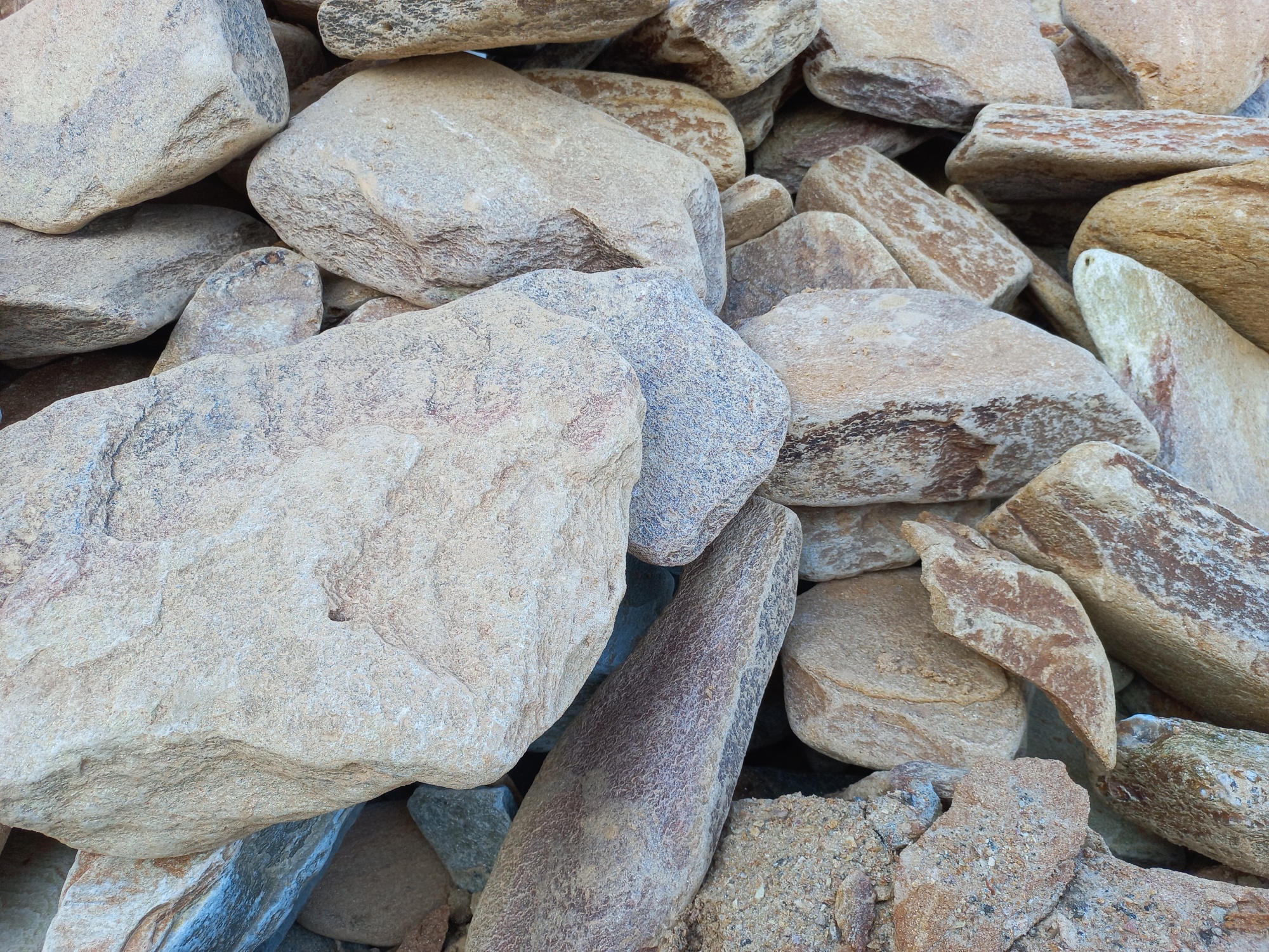 Златолит жёлтый, жёлто-зелёный глыбки и валуны для ланшафтного дизайна купить в Павловском Посаде