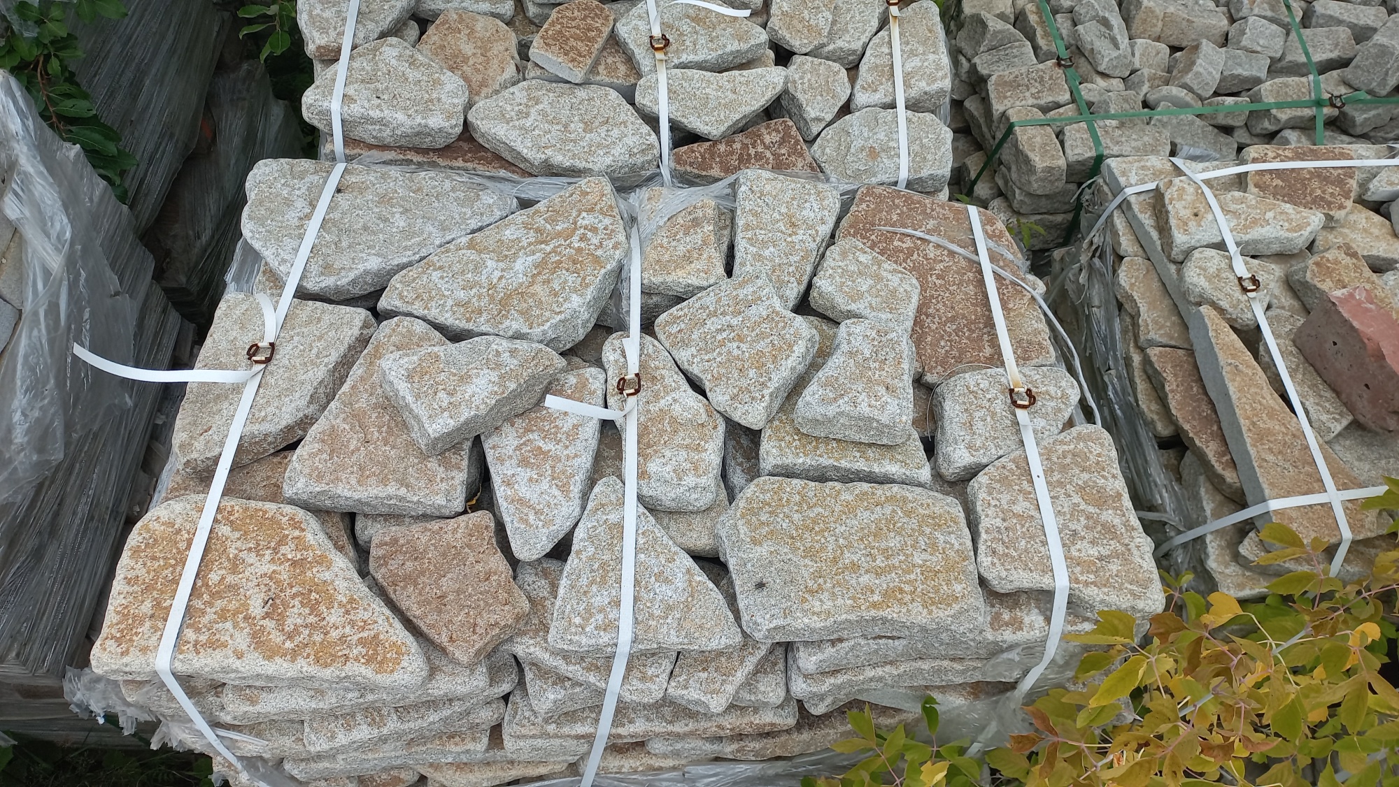 Плитняк галтованный гранитный для ландшафтного дизайна купить в Павловском Посаде