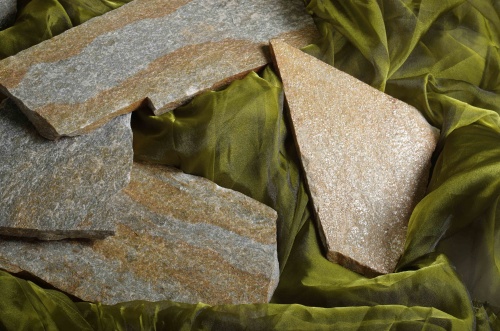 Плитняк златолит Уральский для цоколя, отмостки купить в Павловском Посаде