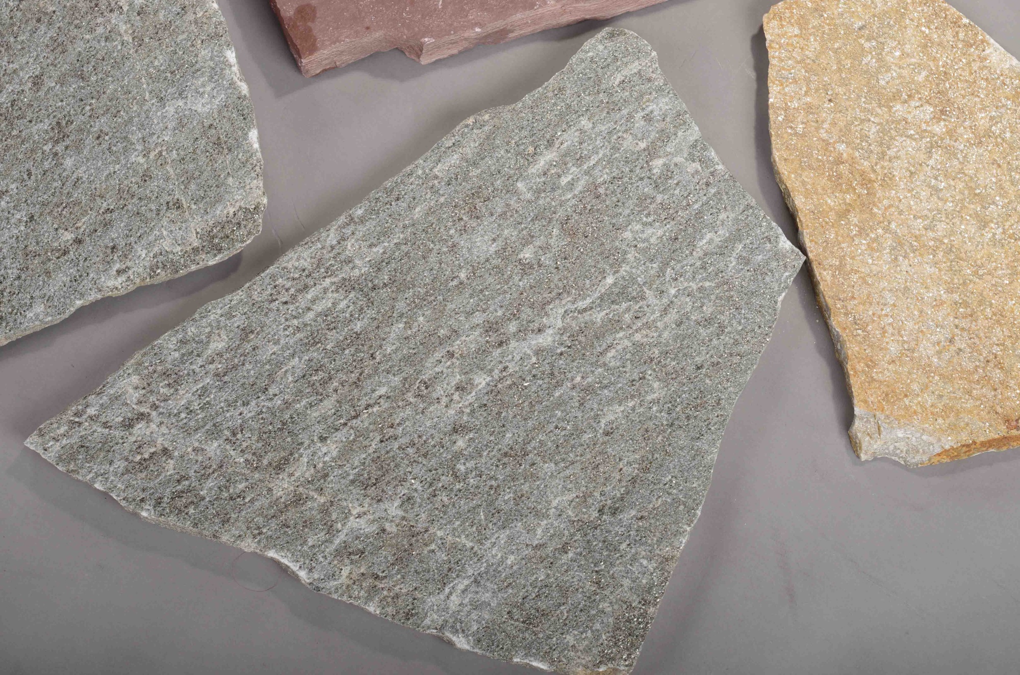 Плитняк златолит Уральский для цоколя, отмостки купить в Павловском Посаде